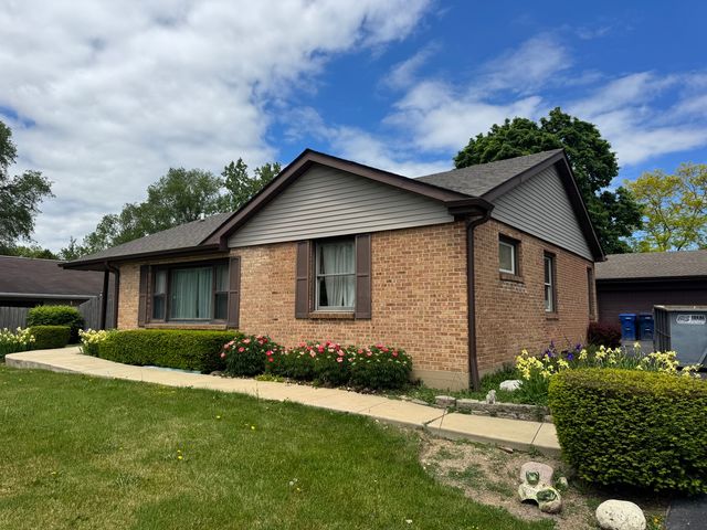 2130 Hawthorne Lane, Waukegan, IL 60087