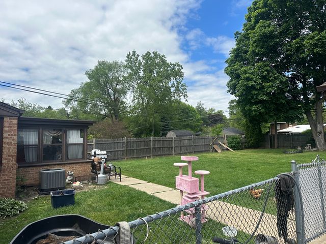 2130 Hawthorne Lane, Waukegan, IL 60087