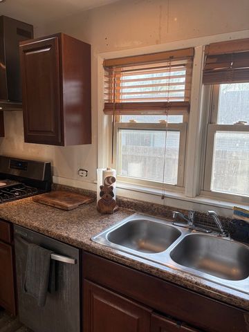 2130 Hawthorne Lane, Waukegan, IL 60087