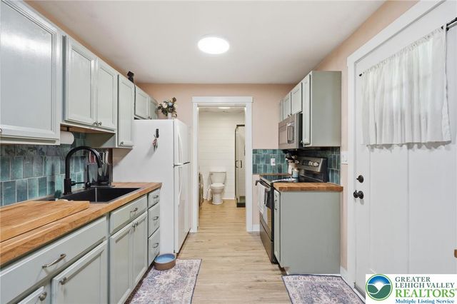 9033 Loop Road, Slatington Boro, PA 18080