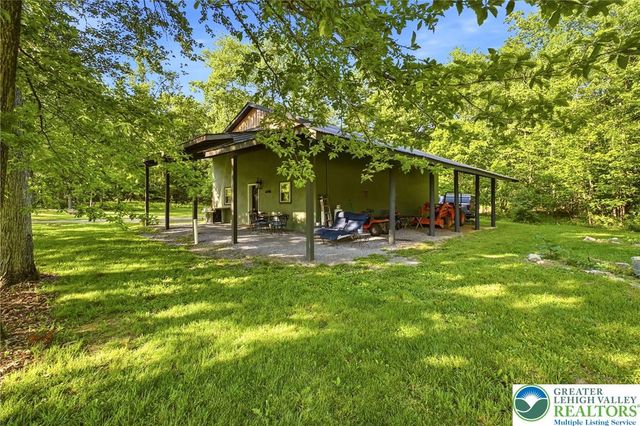9033 Loop Road, Slatington Boro, PA 18080