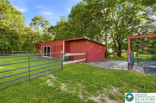 9033 Loop Road, Slatington Boro, PA 18080