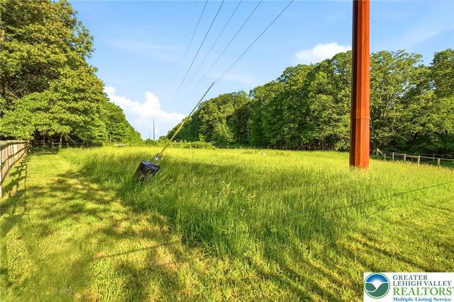 9033 Loop Road, Slatington Boro, PA 18080