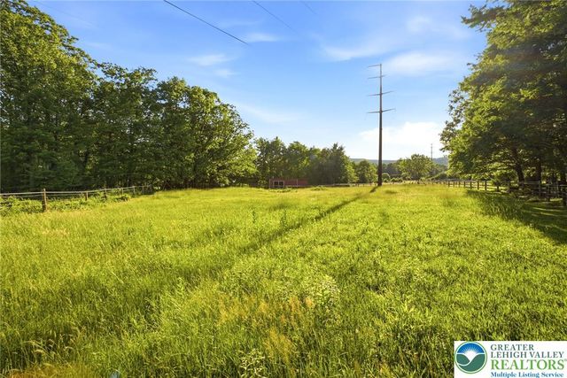 9033 Loop Road, Slatington Boro, PA 18080