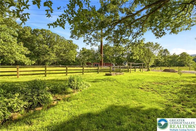 9033 Loop Road, Slatington Boro, PA 18080