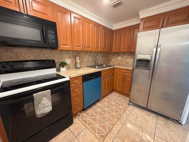 3710 INVERRARY Drive 2G, Lauderhill, FL 33319