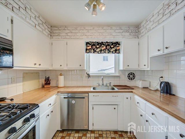 38 Karen Place, Edison, NJ 08817