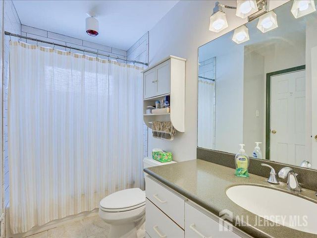 38 Karen Place, Edison, NJ 08817