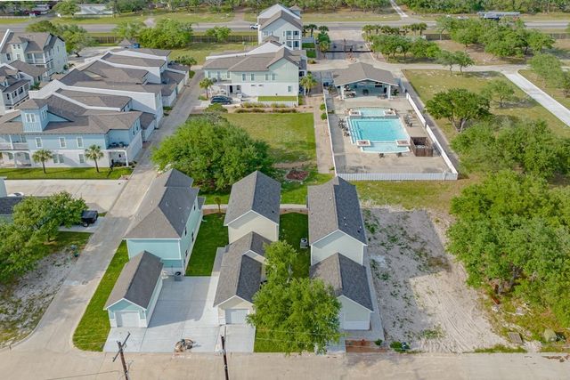 109 Lavaca Cir., Rockport, TX 78382