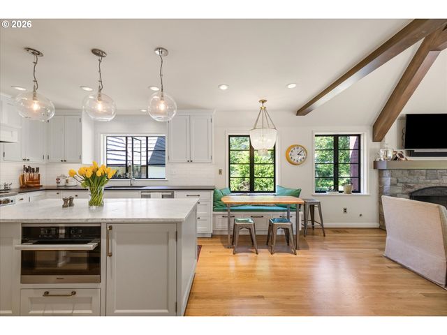 5050 Sw HILLTOP Ln, Portland, OR 97221