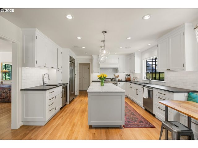 5050 Sw HILLTOP Ln, Portland, OR 97221