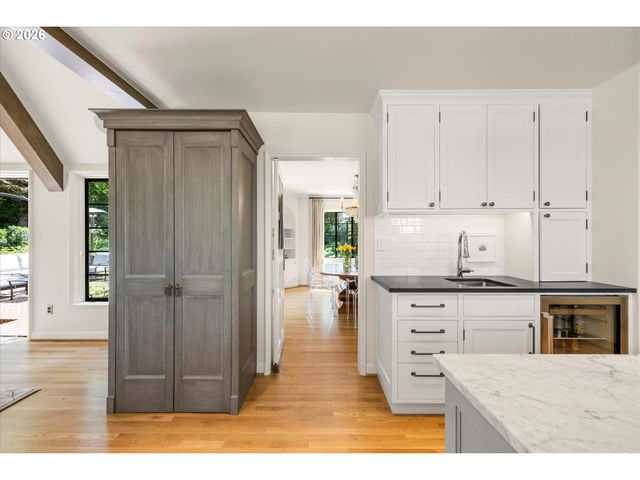 5050 Sw HILLTOP Ln, Portland, OR 97221
