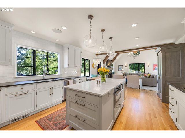 5050 Sw HILLTOP Ln, Portland, OR 97221