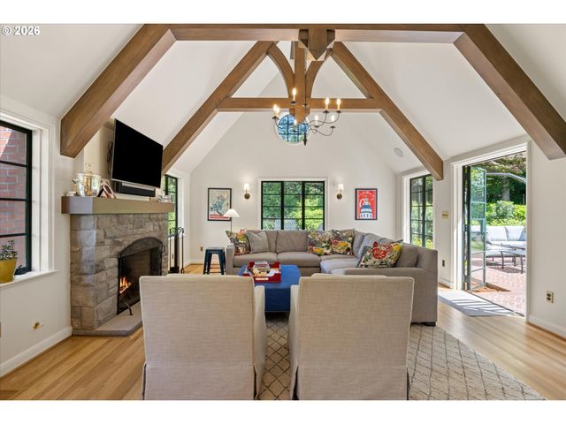 5050 Sw HILLTOP Ln, Portland, OR 97221