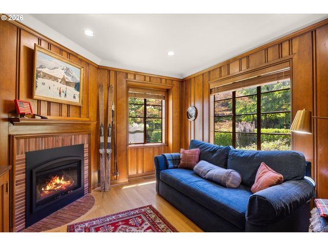 5050 Sw HILLTOP Ln, Portland, OR 97221