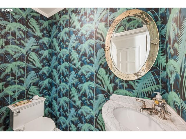 5050 Sw HILLTOP Ln, Portland, OR 97221