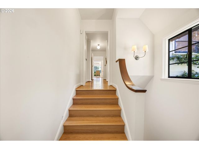 5050 Sw HILLTOP Ln, Portland, OR 97221