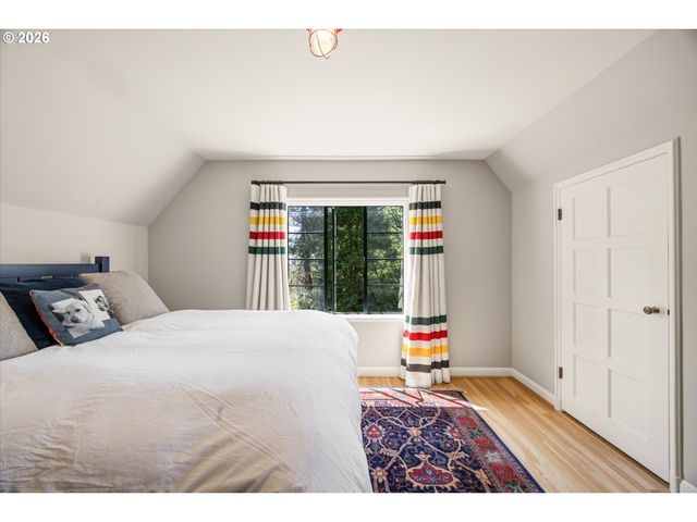 5050 Sw HILLTOP Ln, Portland, OR 97221