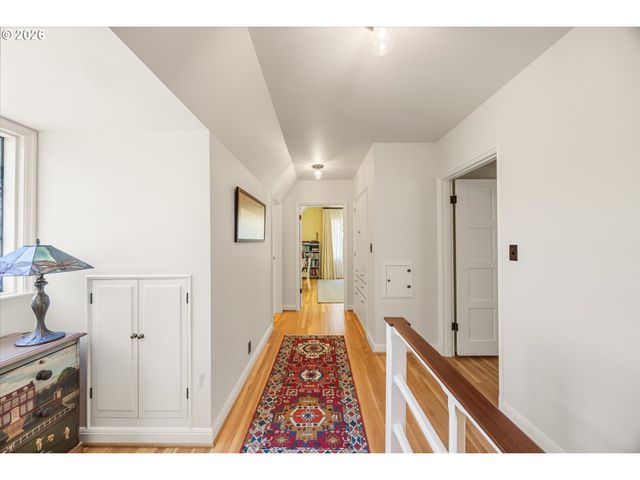 5050 Sw HILLTOP Ln, Portland, OR 97221