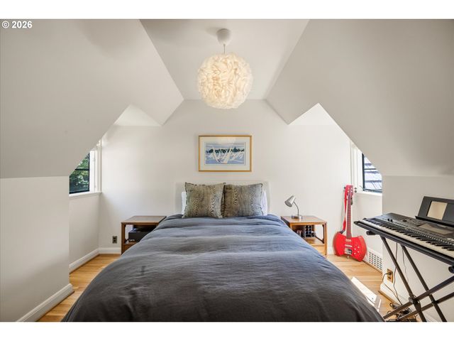 5050 Sw HILLTOP Ln, Portland, OR 97221