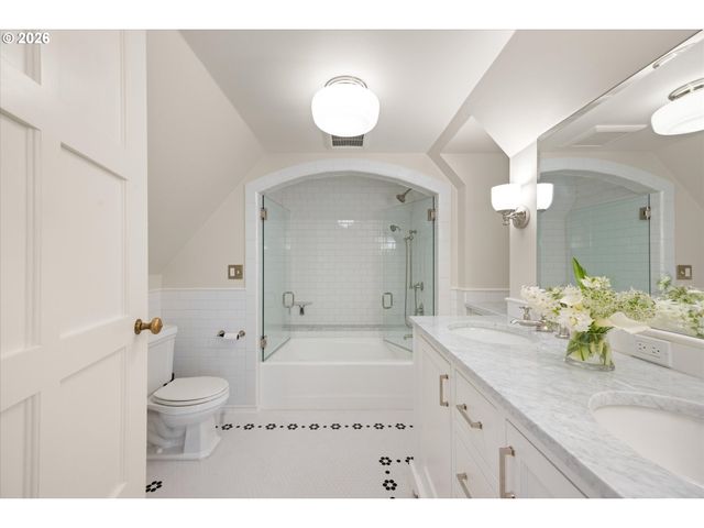 5050 Sw HILLTOP Ln, Portland, OR 97221