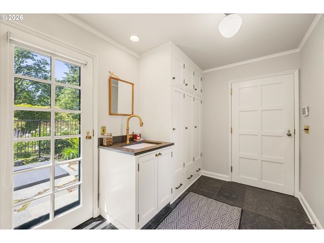 5050 Sw HILLTOP Ln, Portland, OR 97221
