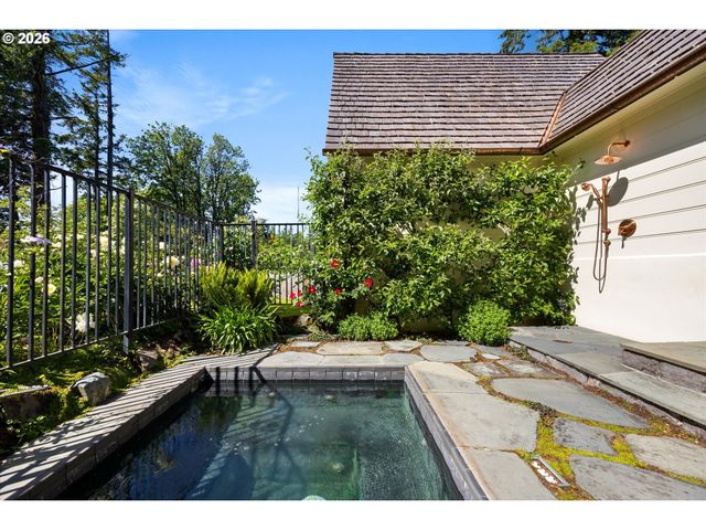 5050 Sw HILLTOP Ln, Portland, OR 97221