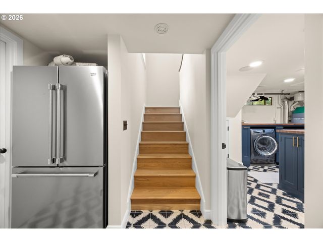 5050 Sw HILLTOP Ln, Portland, OR 97221