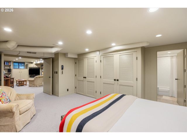 5050 Sw HILLTOP Ln, Portland, OR 97221