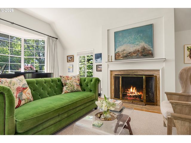 5050 Sw HILLTOP Ln, Portland, OR 97221