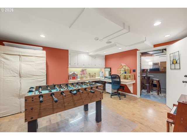 5050 Sw HILLTOP Ln, Portland, OR 97221
