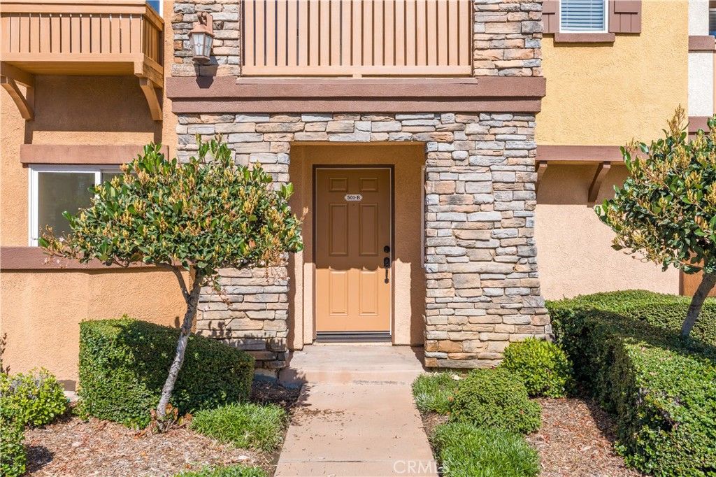 Image 3 of property listing at 501 N Lark Ellen Avenue B, Covina, CA 91722