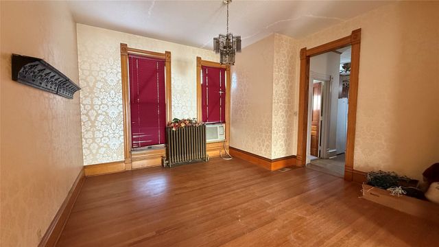 2 E Grant Street, Marshalltown, IA 50158