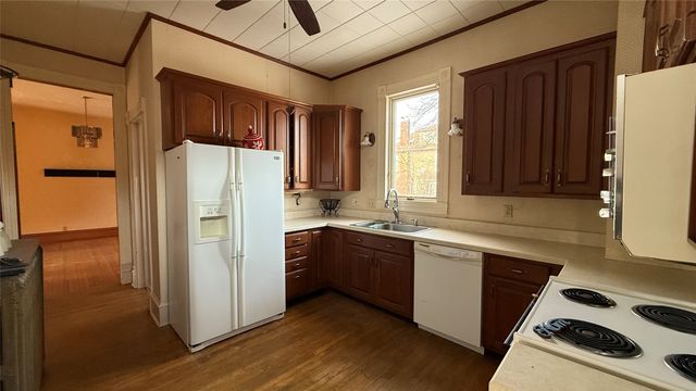 2 E Grant Street, Marshalltown, IA 50158