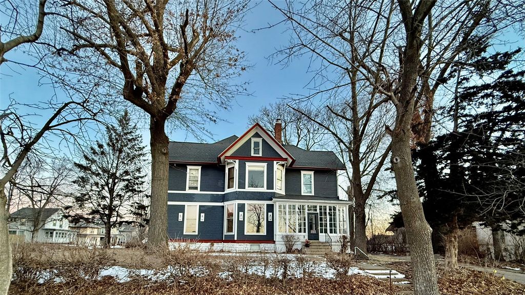 2 E Grant Street, Marshalltown, IA 50158