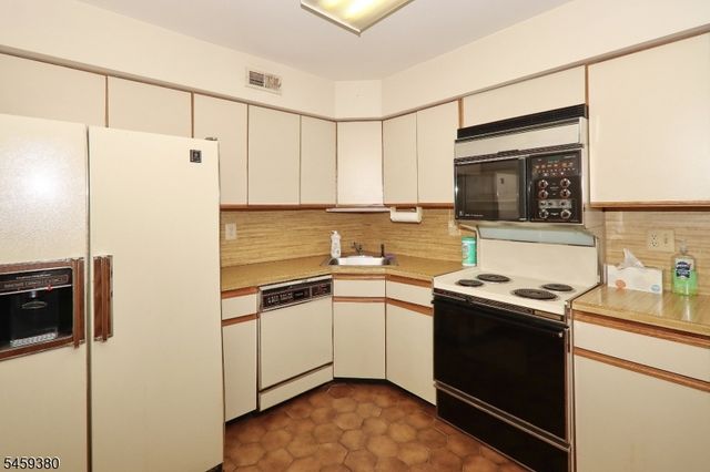 25 Tisbury Ct, Scotch Plains Twp., NJ 07076