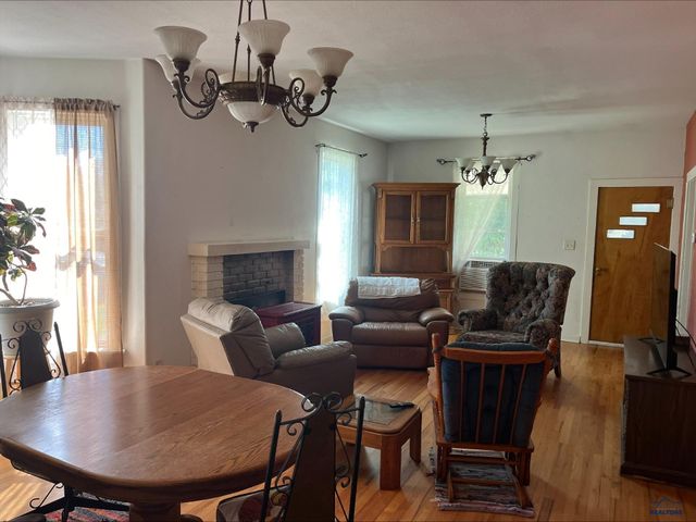 245 S 6TH ST, Hot Springs, SD 57747