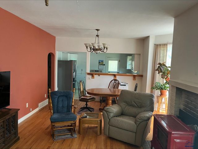 245 S 6TH ST, Hot Springs, SD 57747