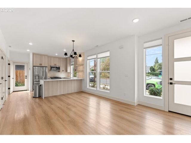 8594 N BUCHANAN Ave, Portland, OR 97203