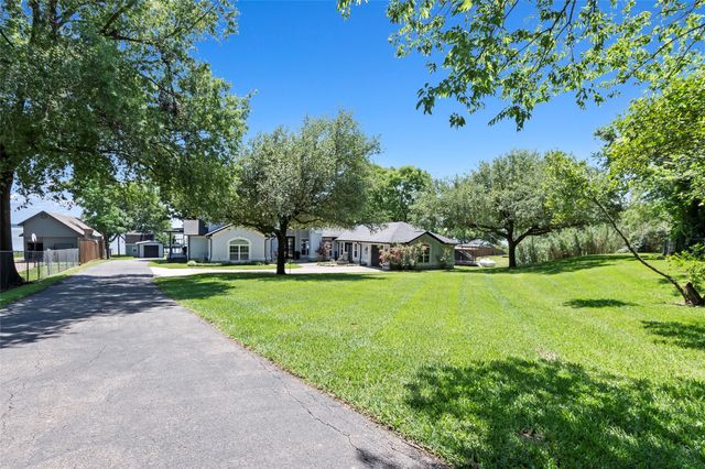 1301 Oak Hill Drive, Kemp, TX 75143