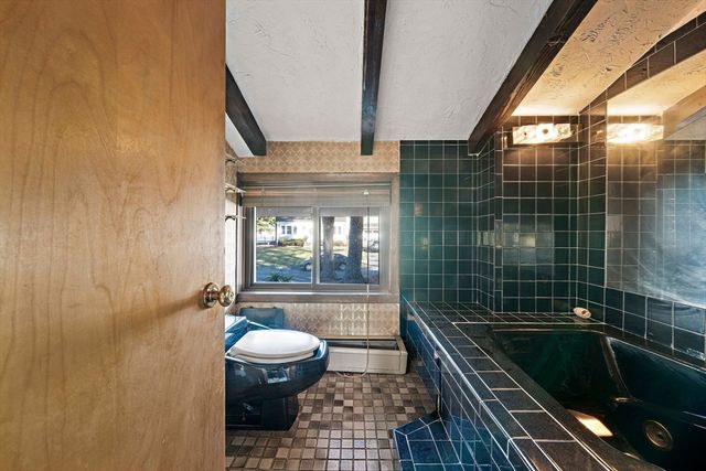 11 Hutchins Cir, Lynnfield, MA 01940