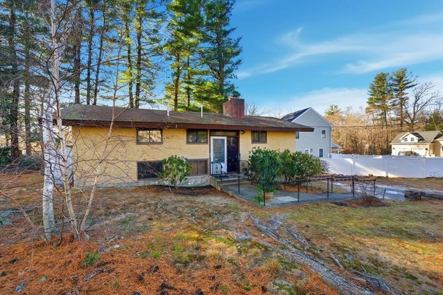 11 Hutchins Cir, Lynnfield, MA 01940