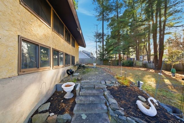 11 Hutchins Cir, Lynnfield, MA 01940