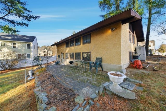 11 Hutchins Cir, Lynnfield, MA 01940