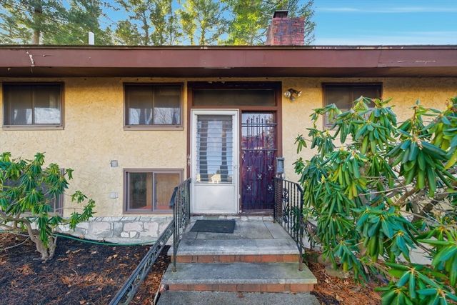 11 Hutchins Cir, Lynnfield, MA 01940