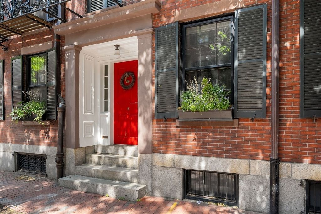 15 W Cedar St, Boston, MA 02108