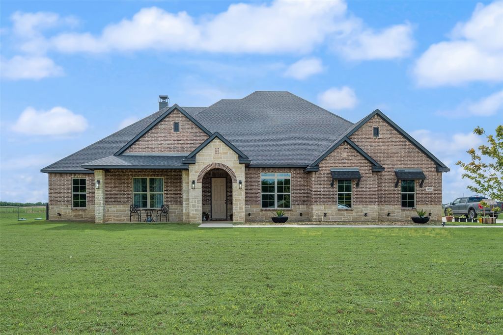 1821 E Campus Road, Palmer, TX 75152