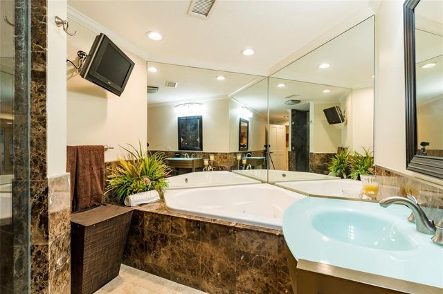 2268 KINGS POINT DRIVE, Largo, FL 33774