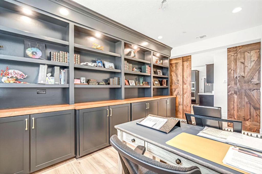 Image 10 of property listing at 6141 E Peralta Way, Fresno, CA 93727