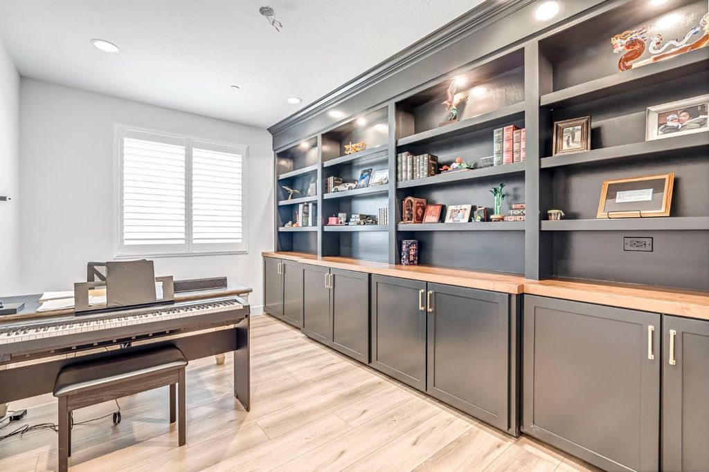 Image 11 of property listing at 6141 E Peralta Way, Fresno, CA 93727